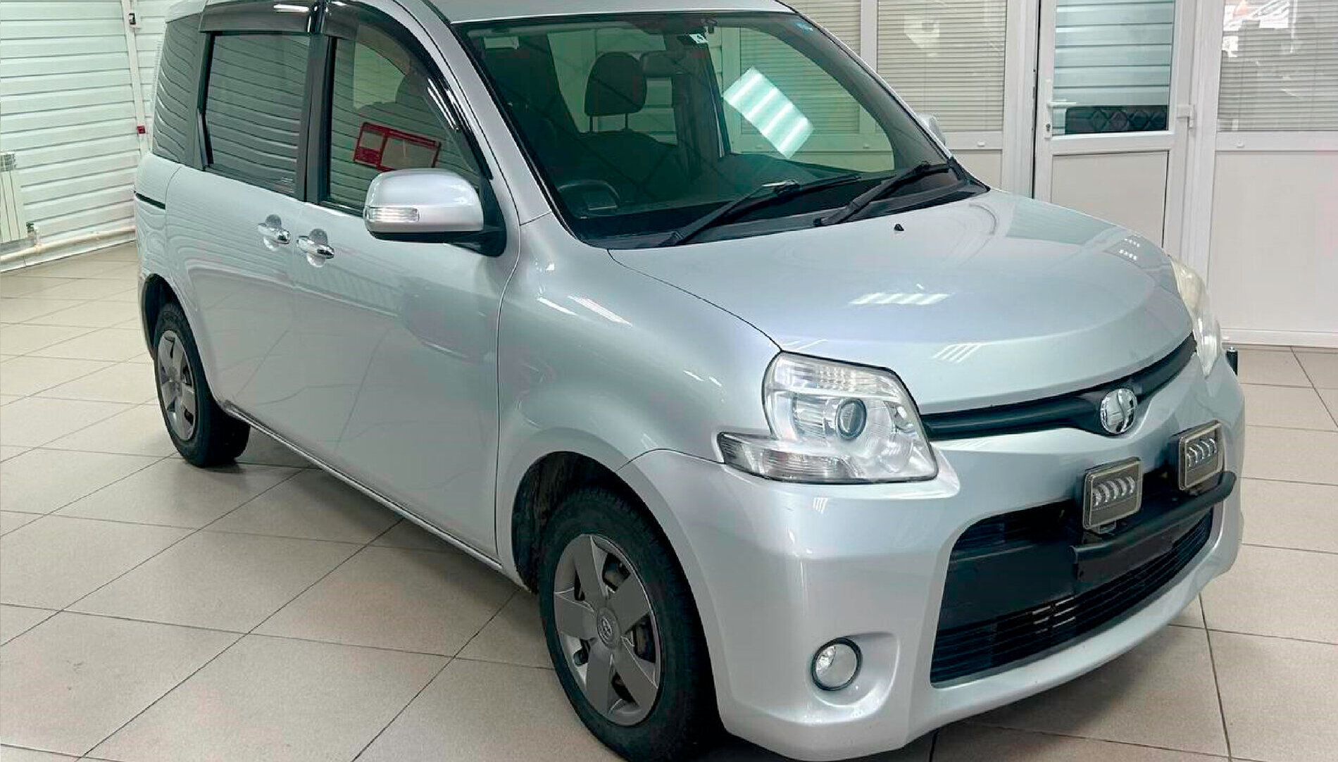 Автомобиль в рассрочку в Красноярске - Toyota Sienta, I Рестайлинг 2 купить за 999000 рублей. 77721, Toyota Sienta, I Рестайлинг 2