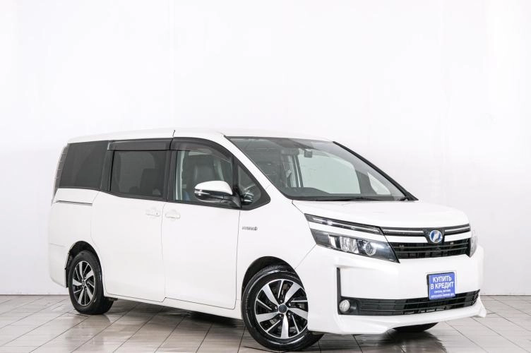 Автомобиль в рассрочку в Красноярске - Toyota Voxy 2015 года в Красноярске купить за 1679000 рублей. 90620, Toyota Voxy 2015 года в Красноярске